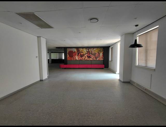 2,415M² OFFICE FOR SALE IN BRYANSTON